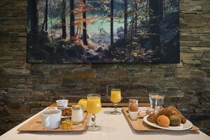 Daily buffet breakfast for a fee - Hôtel Bois Joly (Crozet)