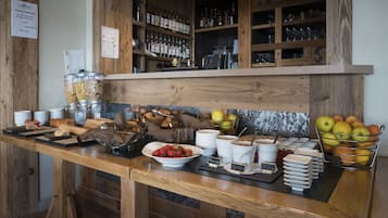 Petit déjeuner buffet (13 EUR par personne)