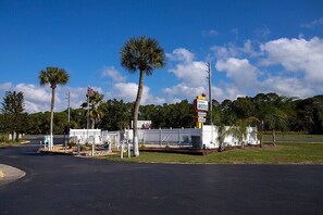 Property grounds - ❤️FRIENDLY & CLEAN BOUTIQUE MOTEL 8❤️ (Edgewater)