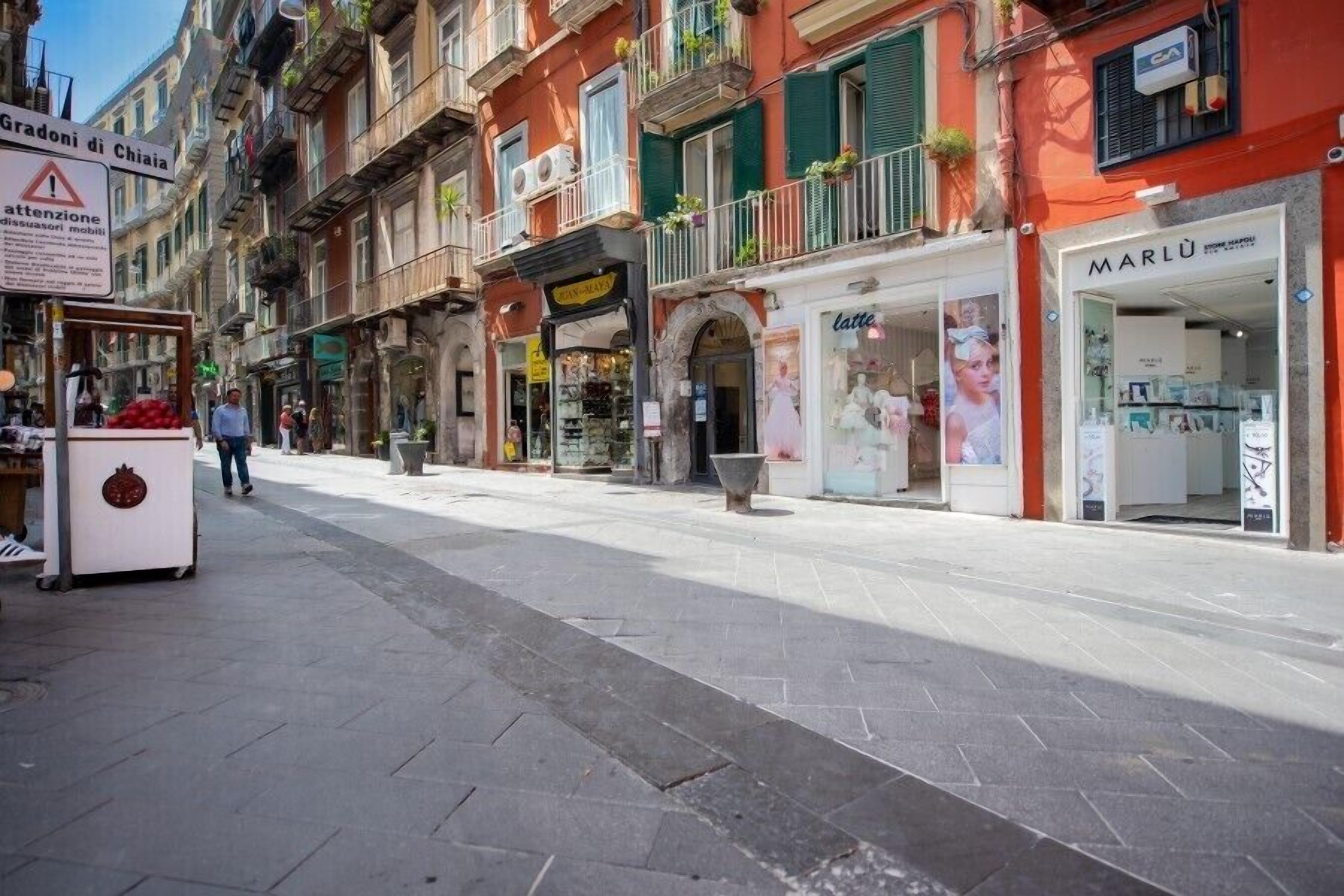 Une rue commerçante, où l’on peut notamment apercevoir un magasin « Marlù ».