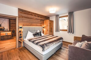 Chalet (L) | Individually decorated, individually furnished, desk, blackout drapes - Lux Alp Chalet (Warth)