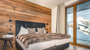 Chalet (L) | 2 bedrooms, individually decorated, individually furnished, desk