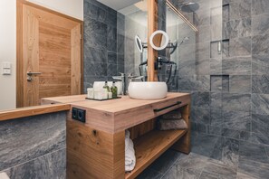 Ducha, secador de pelo, albornoces y toallas