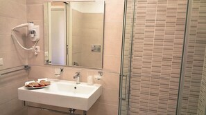 Standard Double Room, City View (Le Mura) | Bathroom | Shower, free toiletries, hair dryer, bathrobes