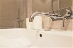 Hair dryer, towels, soap, toilet paper - 1st And Sweet Apartment Downtown (Vila Nova de Famalicão)