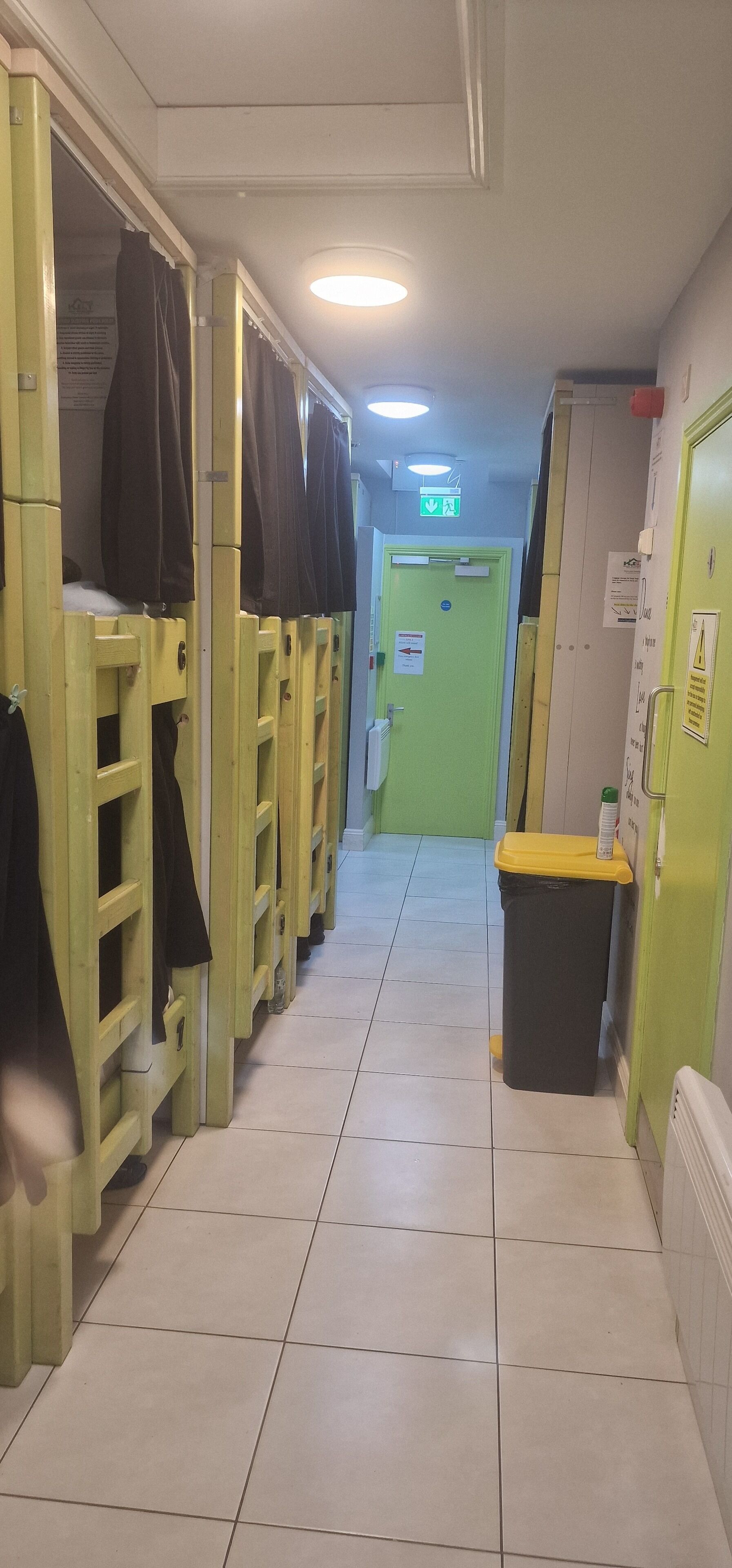 Senger med overmadrass, skrivebord, wi-fi (inkludert) og sengetøy