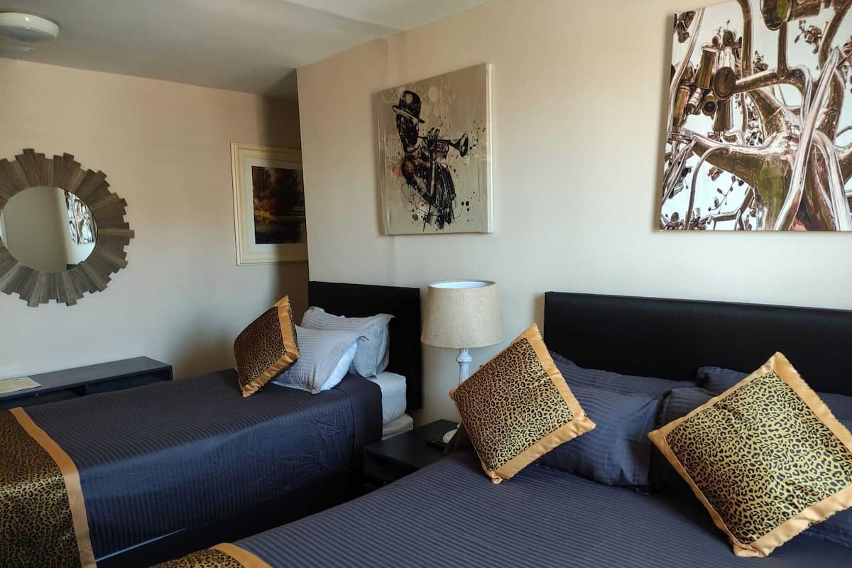 Colchones con pillow-top, escritorio, wifi gratis y ropa de cama