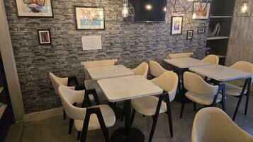 Pillowtop beds, desk, free WiFi, bed sheets