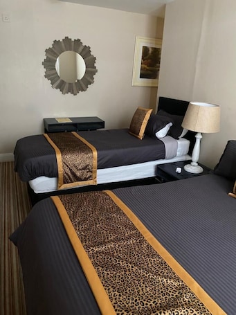 Colchones con pillow-top, escritorio, wifi gratis y ropa de cama