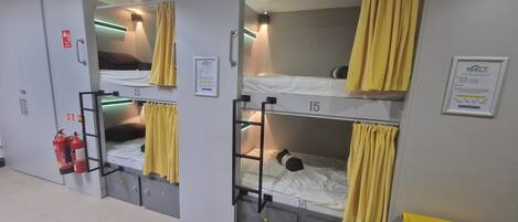 Gemeinsamer City-Schlafsaal (Room 1) | Pillowtop-Betten, Schreibtisch, kostenloses WLAN, Bettwäsche