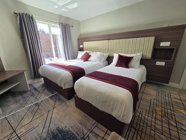 Pillowtop beds, desk, free WiFi, bed sheets - Double Bedroom Studio (Dublin)