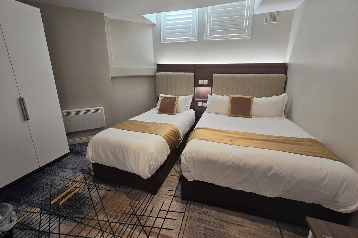 أسرّة بطبقة علوية مريحة ومكتب وواي فاي مجانًا وملاءات أسرّة