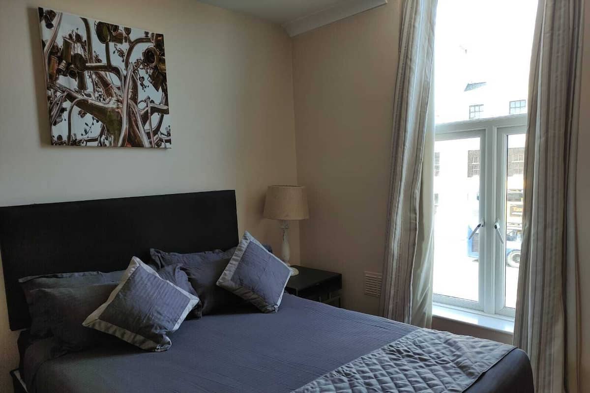 Colchones con pillow-top, escritorio, wifi gratis y ropa de cama