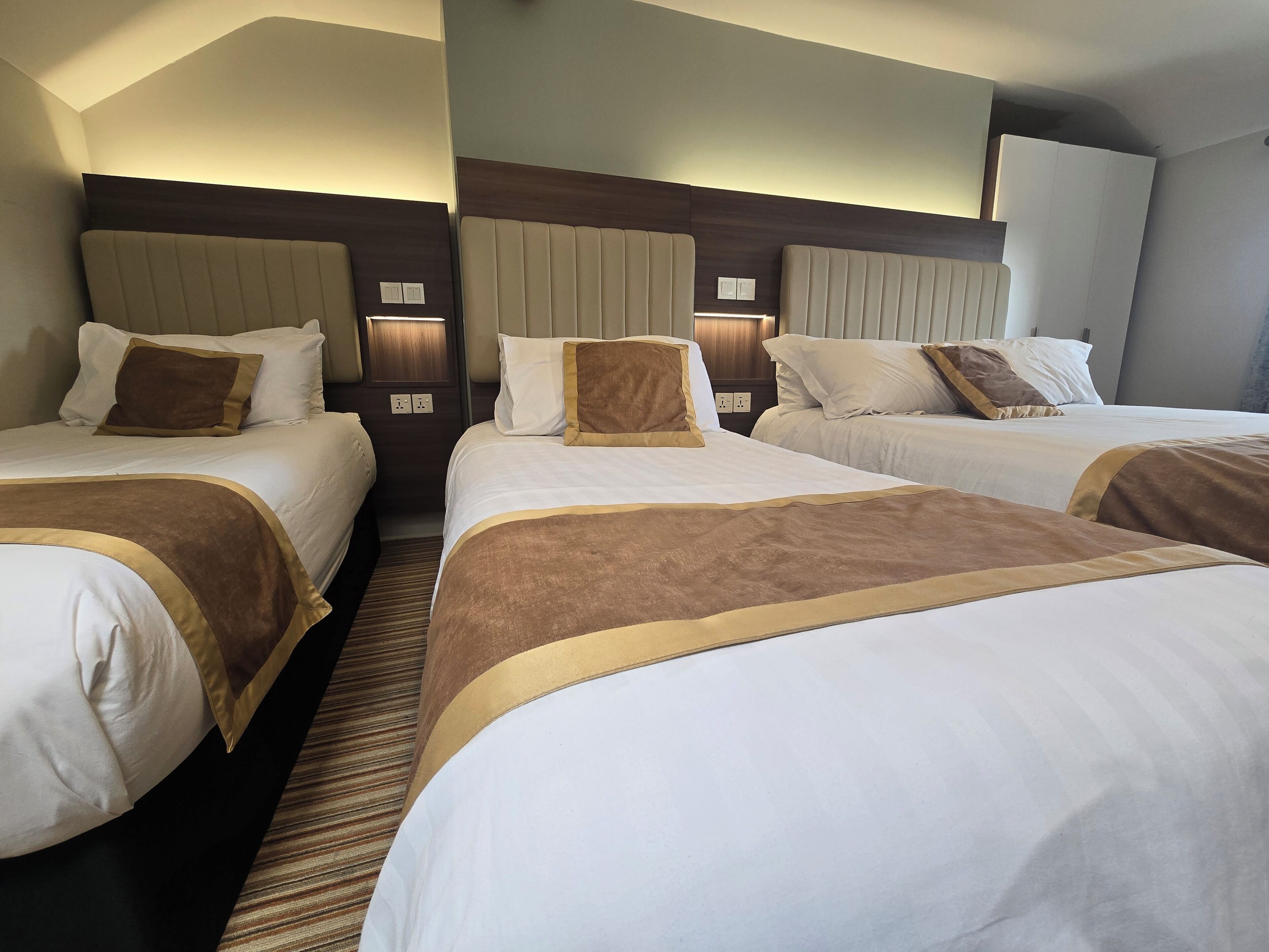 Camas com colchões pillow-top, escrivaninha, Wi-Fi de cortesia