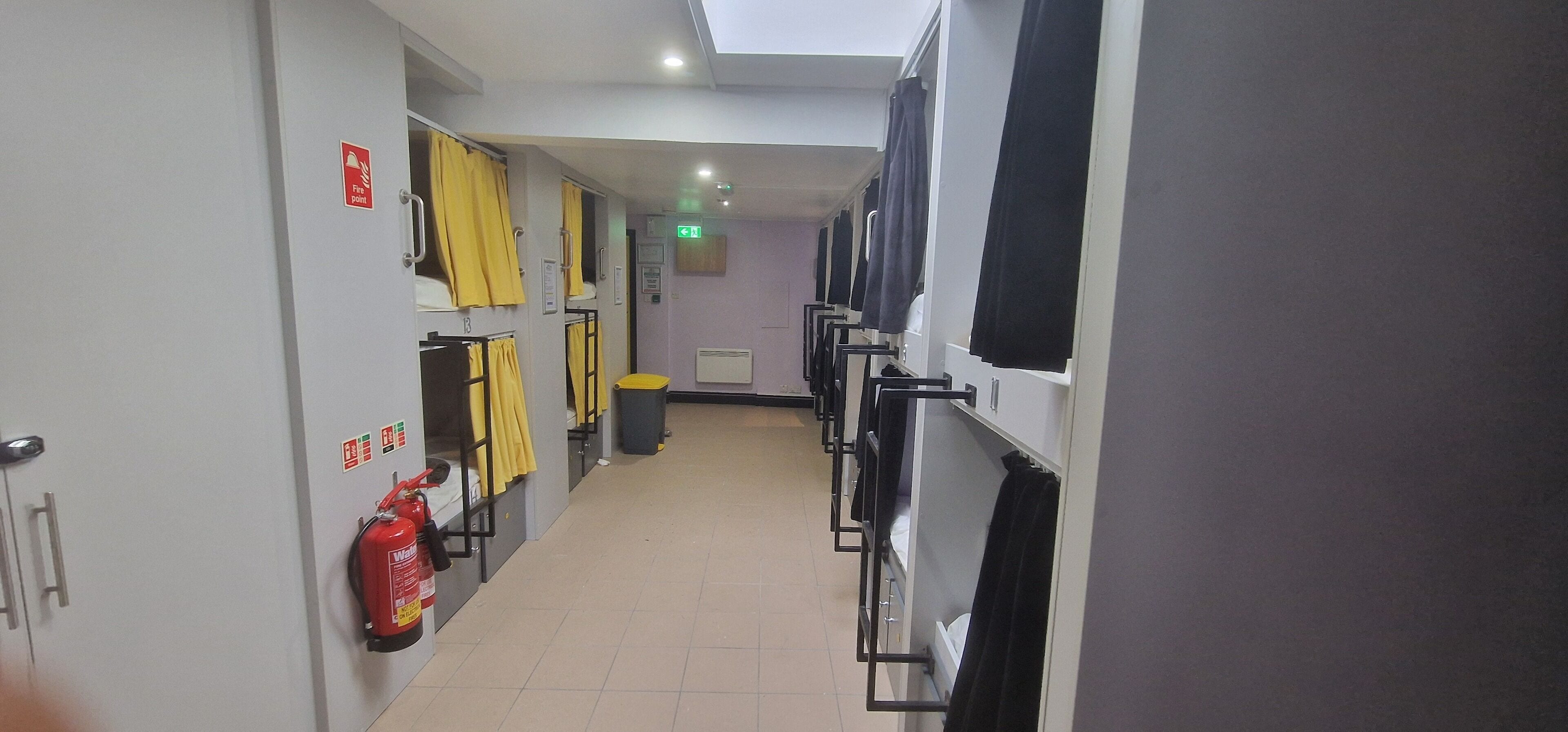 Camas com colchões pillow-top, escrivaninha, Wi-Fi de cortesia