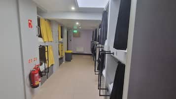 Camas com colchões pillow-top, escrivaninha, Wi-Fi de cortesia