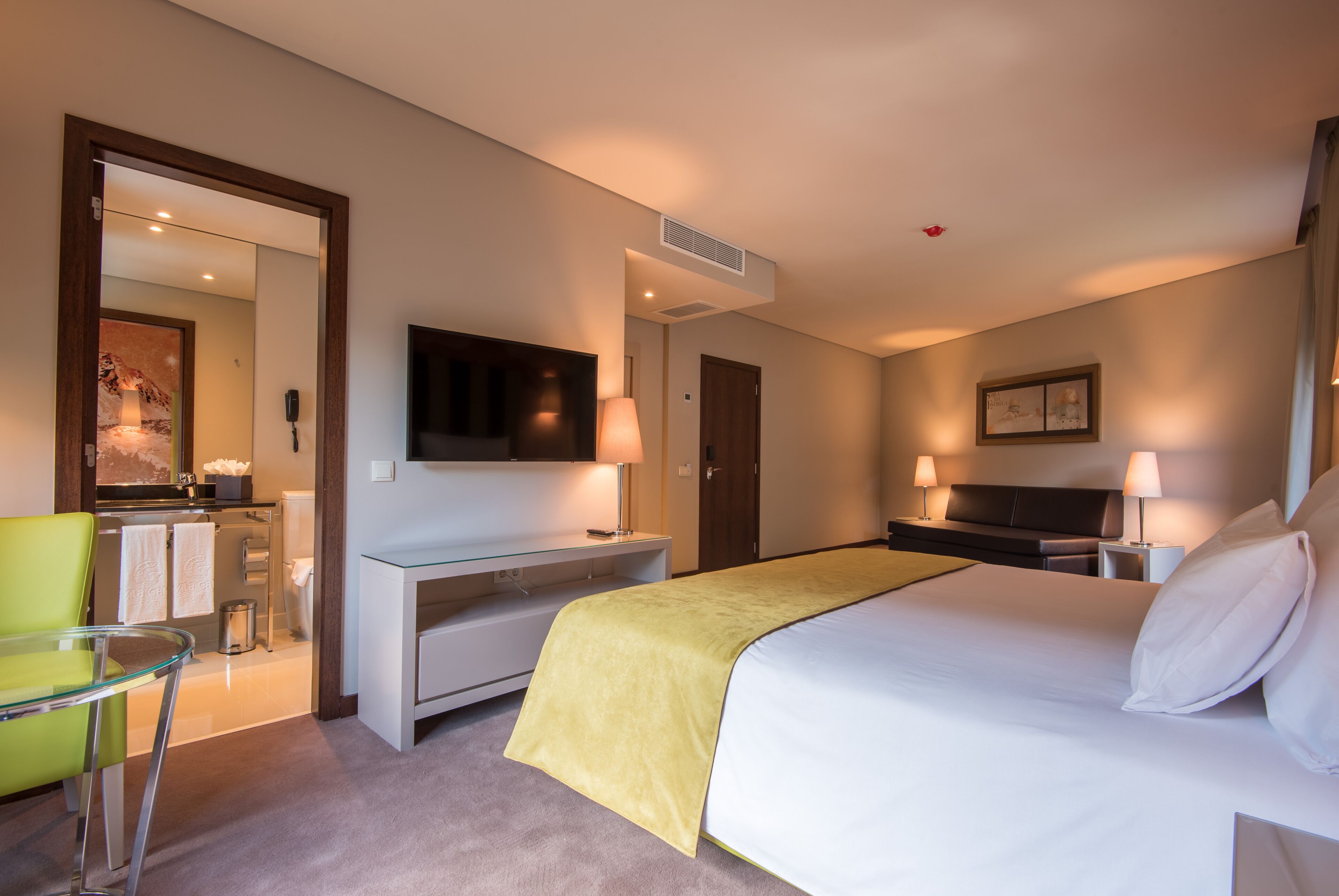 family twin room (2 adults + 2 children) | 1 bedroom, minibar, in-room safe, desk