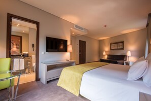 Kamar Keluarga (2 Adults + 2 Children) | Minibar, brankas, meja kerja, dan Wi-Fi gratis