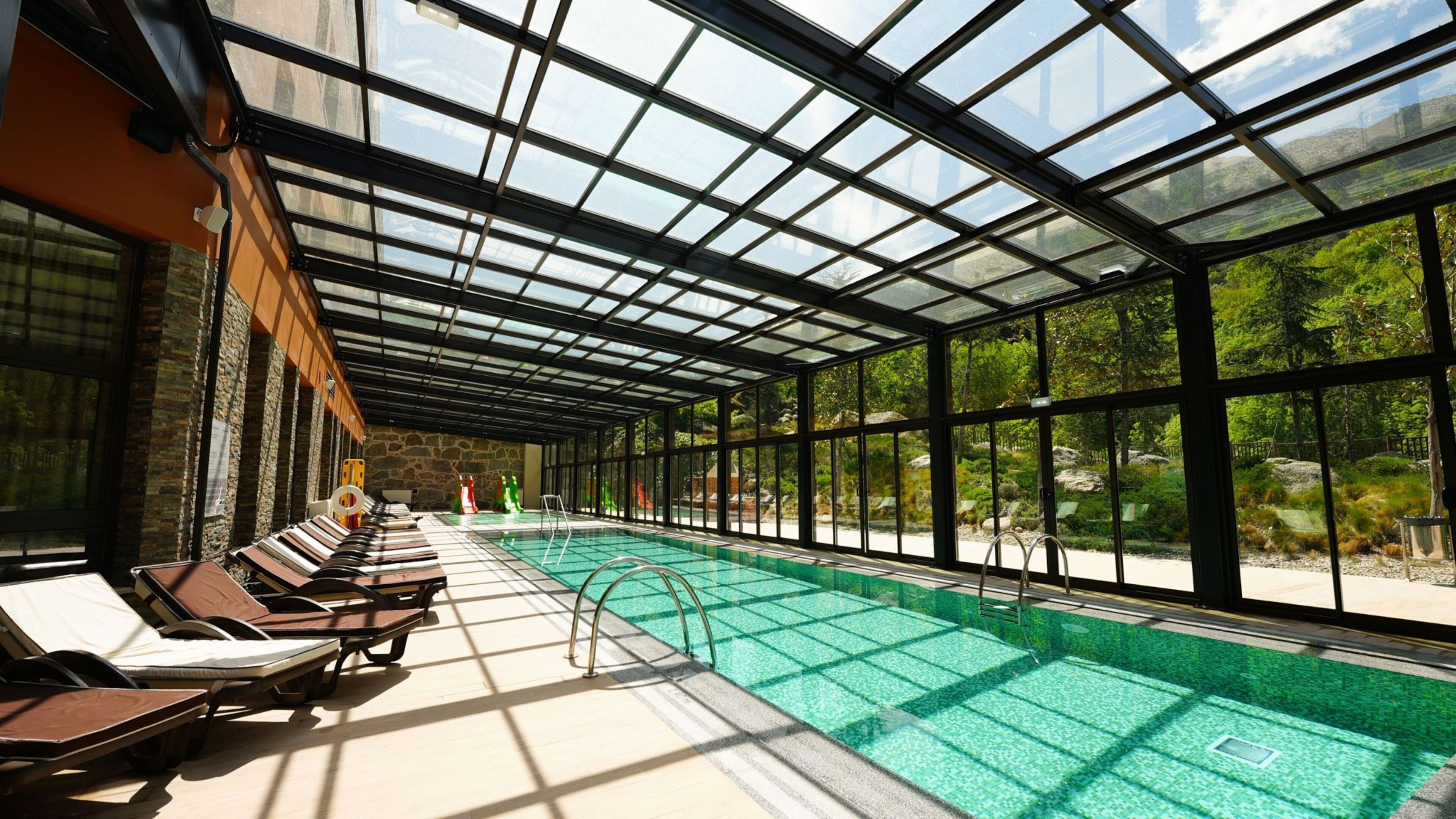 Piscina coperta, piscina all'aperto
