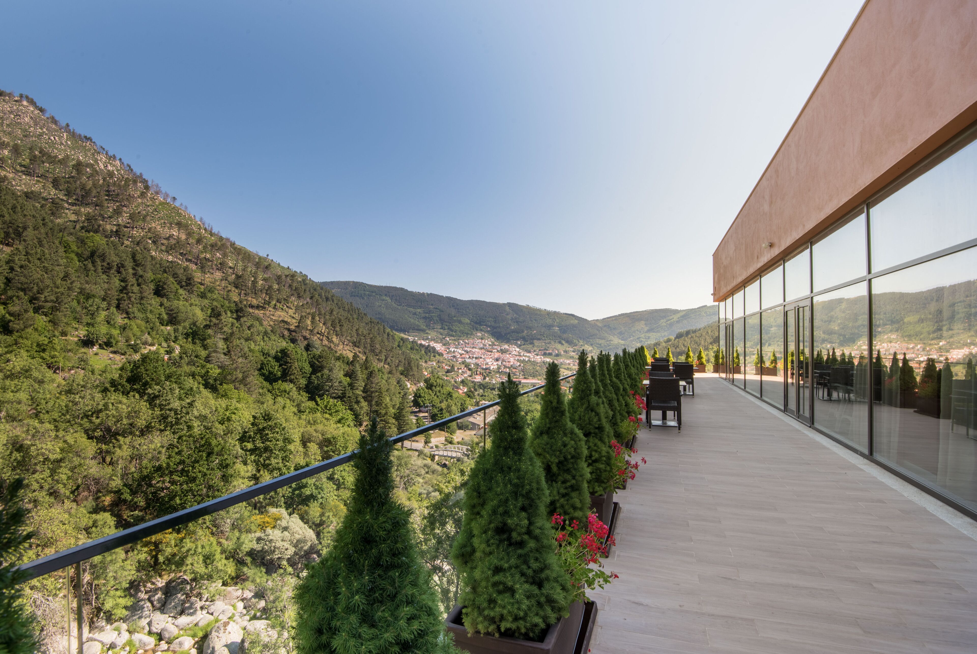 breakfast, lunch and dinner served