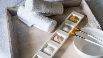 Una bandeja con toallas blancas, un salero y pimentero, y un cepillo en un cuenco.