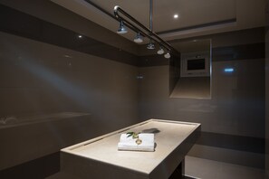 Hot tub, ruang uap, perawatan tubuh, dan aromaterapi