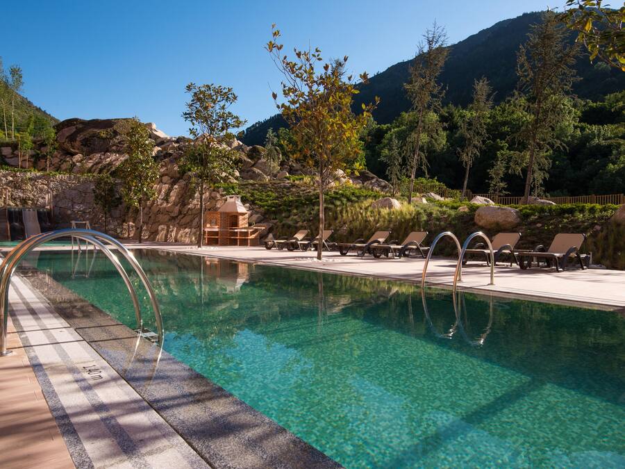 Een binnenzwembad, een buitenzwembad