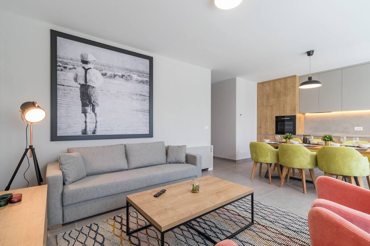 En 107-centimeters Flatskjerm-TV med kabel-kanaler samt TV
