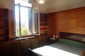 4 Schlafzimmer, Bügeleisen/Bügelbrett