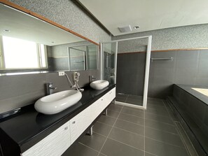 Family Suite, 2 Bedrooms | Private spa tub
