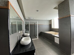 Family Suite, 2 Bedrooms | Bathroom