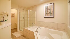 Ensemble douche/baignoire, sèche-cheveux, serviettes fournies, savon