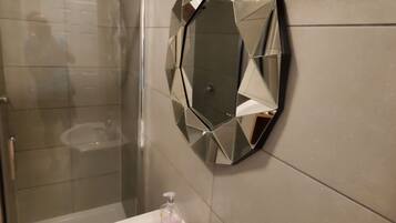 Deluxe Double Room (Room 2) | Bathroom | Shower, towels