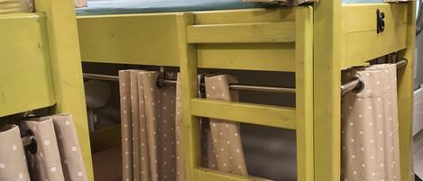 Dormitorio compartido urbano (Sleeps 15) | Balcón