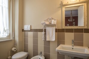 Baignoire, bidet, serviettes fournies