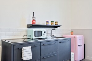 電子レンジ、コンロ、食器洗い機、トースター