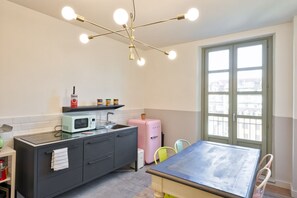電子レンジ、コンロ、食器洗い機、トースター