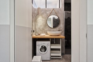 Een douche, een haardroger, een bidet, handdoeken