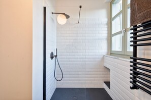 Dusche, Haartrockner, Bidet, Handtücher