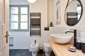 Ducha, secador de pelo, bidet, toallas