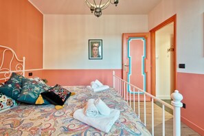 1 habitación, tabla de planchar con plancha, wifi y ropa de cama
