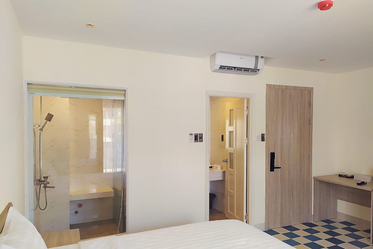 Minibar, két bảo mật tại phòng, bàn, bàn ủi/dụng cụ ủi quần áo 