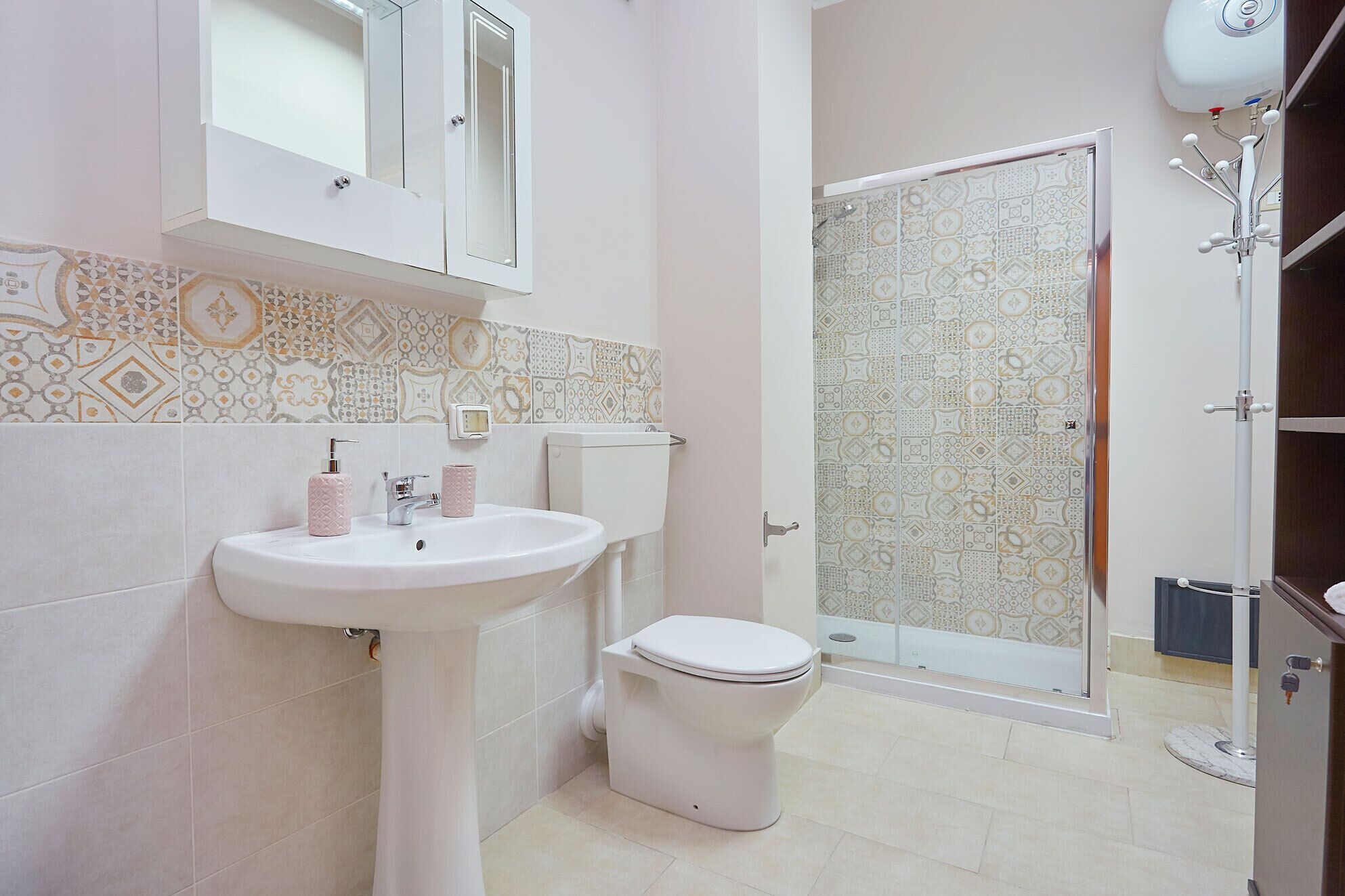 Deluxe Room (Massimo) | Bathroom | Shower, free toiletries, hair dryer, bidet