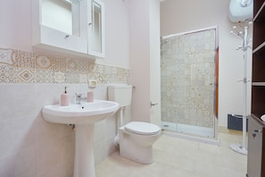 Deluxe Room (Massimo) | Bathroom | Shower, free toiletries, hair dryer, bidet