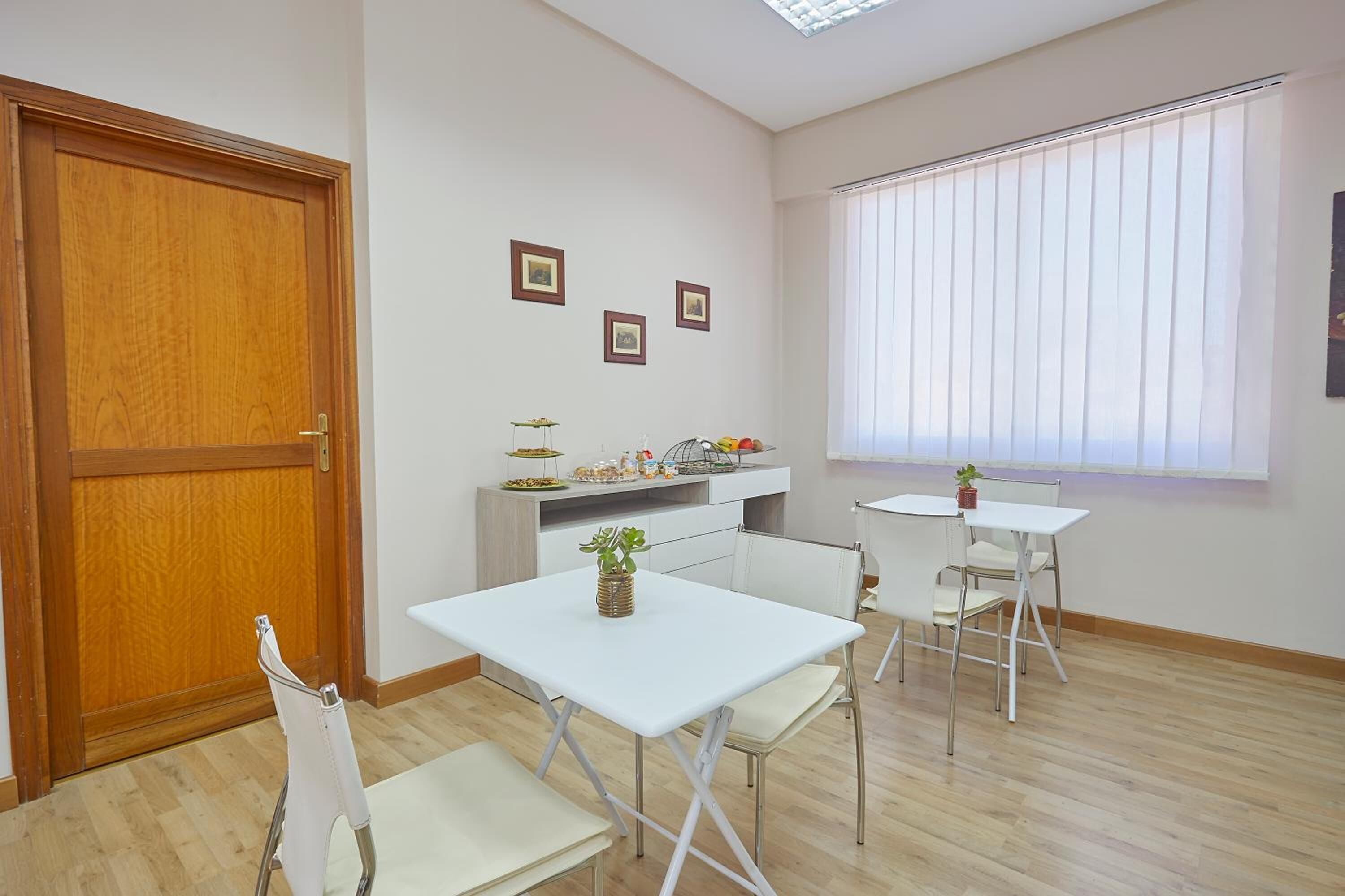 Tủ lạnh, lò vi sóng, ghế cao cho trẻ em 