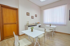 Refrigerador, microondas y periquera