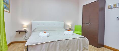 Tweepersoonskamer (Politeama) | Een bureau, een laptopwerkplek, geluiddichte muren, gratis babybedden