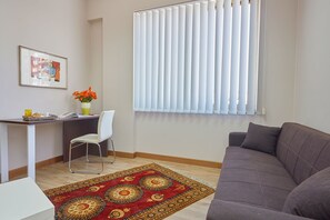 Habitación Deluxe (Pretoria) | Sala de estar | Televisión de pantalla plana