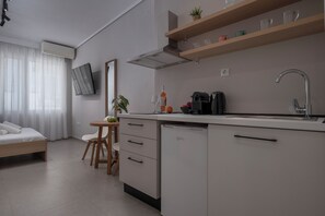 Omikron Suite | Private kitchen | Mini-fridge, stovetop, cookware/dishes/utensils - Your City Level (Thessaloniki)