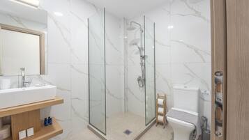 Dusche, Haartrockner, Handtücher, Seife